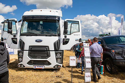 Седельный тягач Ford Trucks 1842T впервые был представлен на Дне Сибирского Поля в Барнауле Грузовым Центром Медведь официальным дилером Ford Trucks в Алтайском крае.